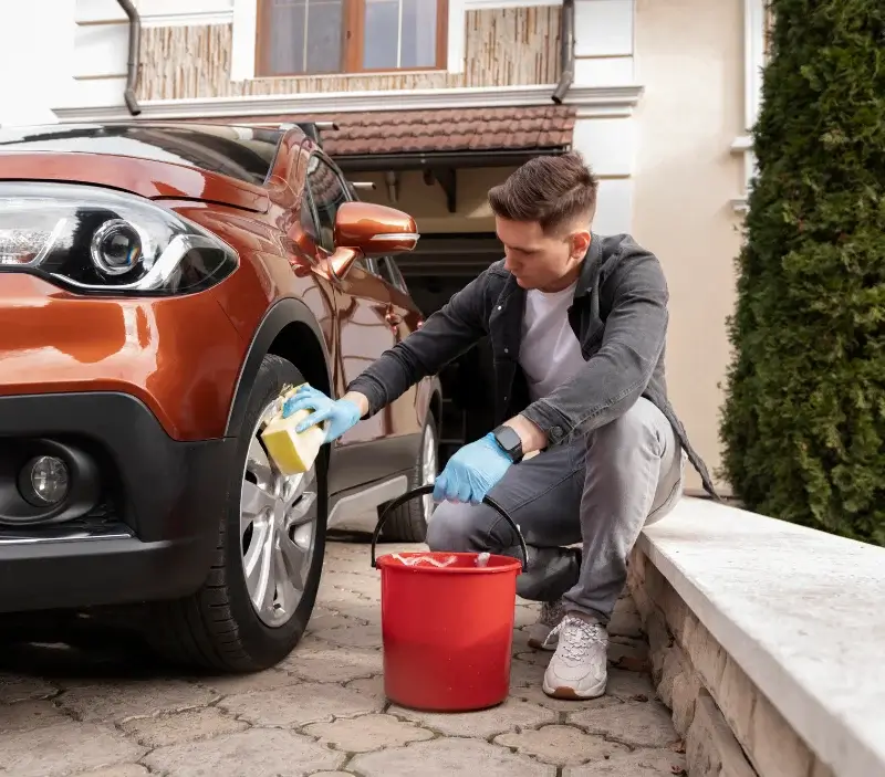 Lavage auto à domicile Saint-Clément-des-Baleines : professionnel intervenant sur un véhicule
